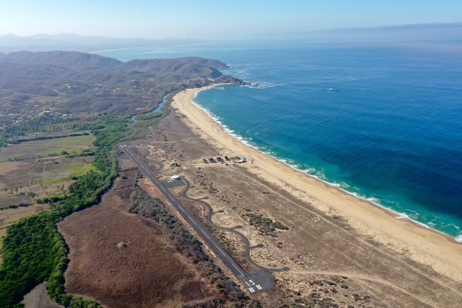 Pista aérea del aeropuerto de Mayto vista desde el aire, paralela a la playa de Costalegre