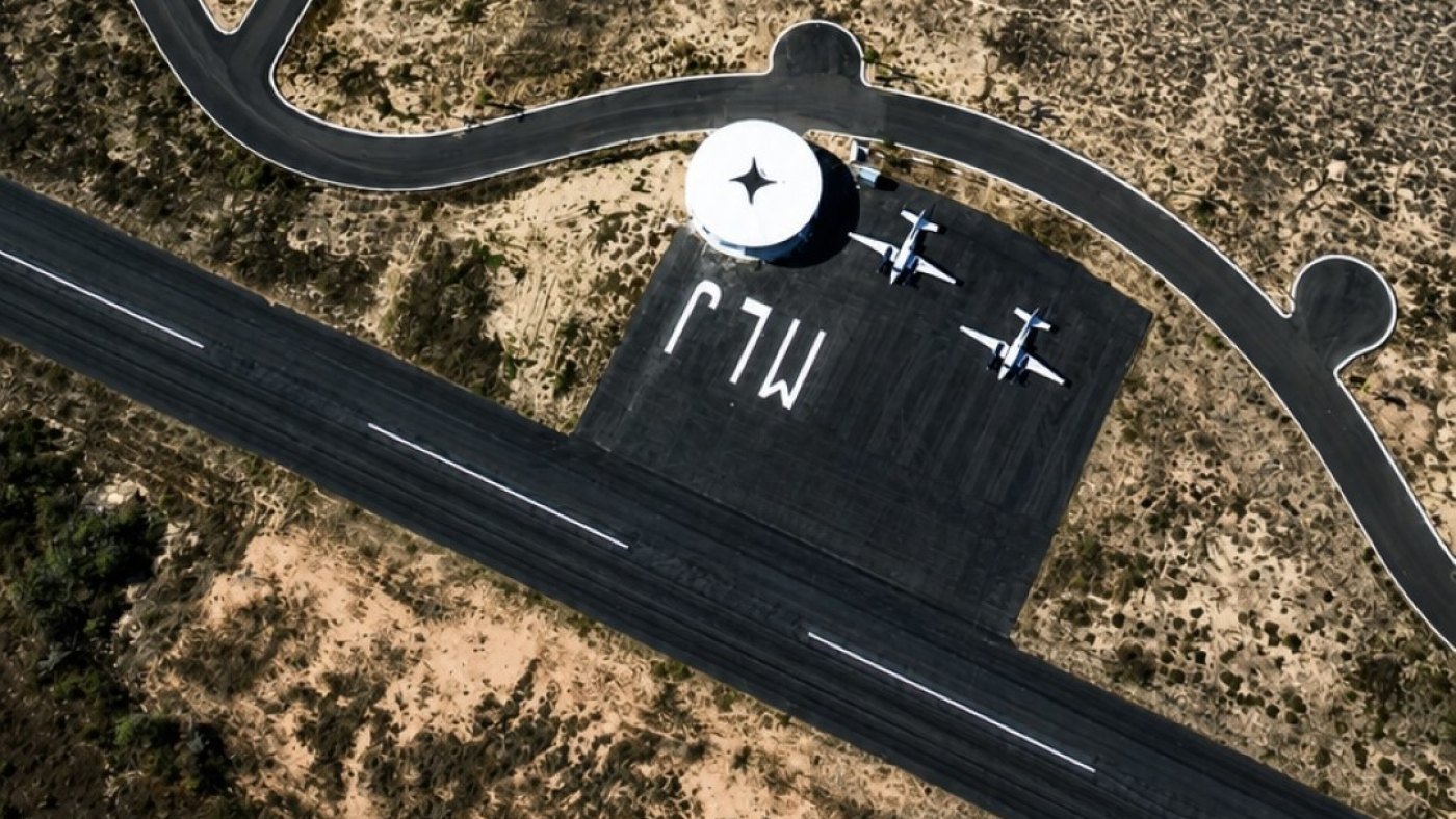 Terminal circular y plataforma del aeropuerto de Mayto con avionetas estacionadas y las letras MJL pintadas en el asfalto